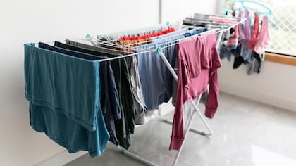 Cuál es el método más eficaz para tender la ropa dentro del interior de una casa