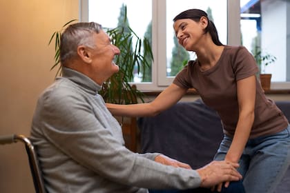 Cuál es el salario de un cuidador de adultos en Estados Unidos en 2025