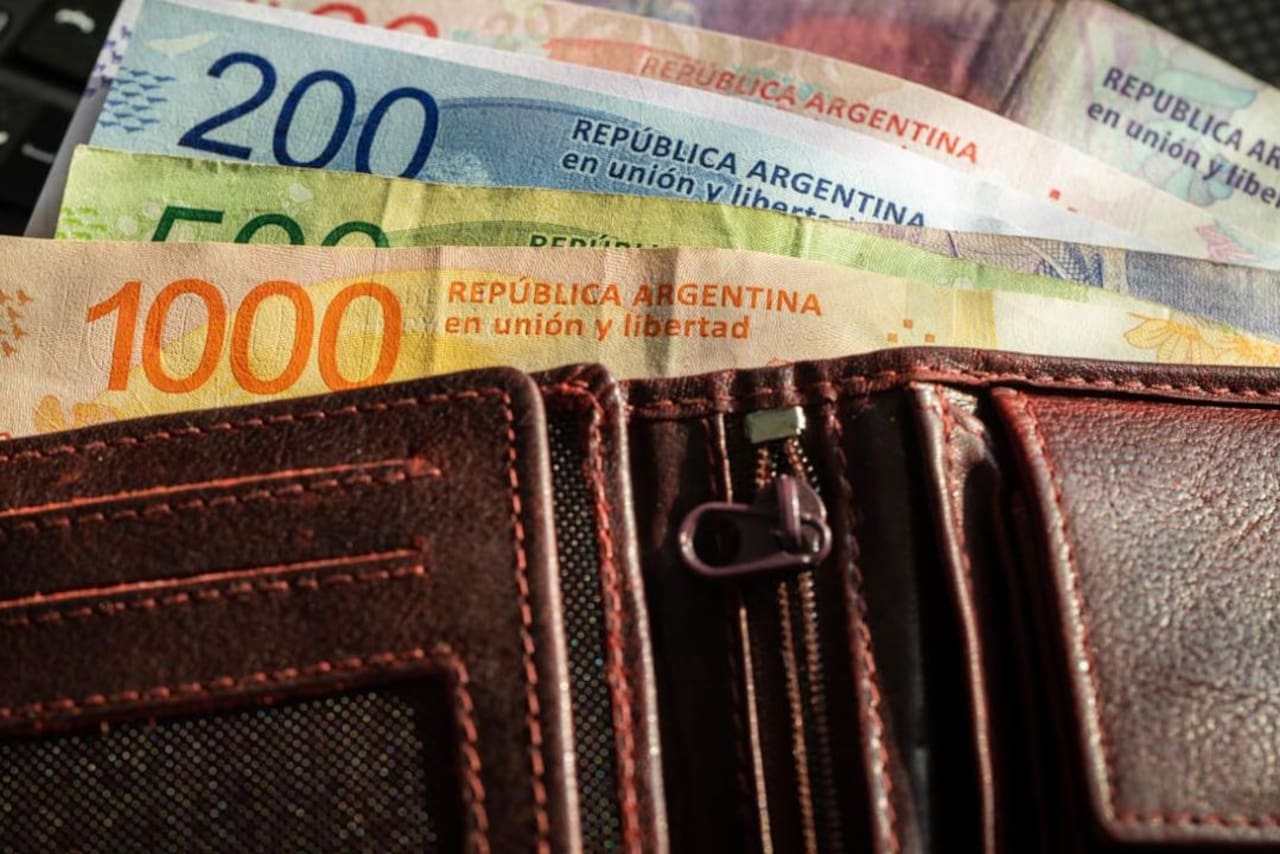 Cuál es el significado de ordenar los billetes de mayor a menor, según la psicología - LA NACION