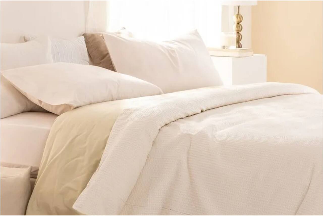 El mejor truco para limpiar tu edredón en casa sin utilizar la lavadora 2 Merca2.es Preparativos antes de limpiar el edredón