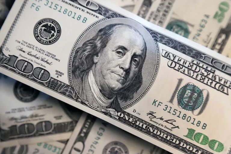¿A cuánto cotizan el dólar blue y el oficial? LA NACION