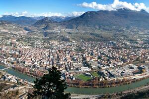 Cuál es la condición: una región montañosa en Italia ofrece dinero para vivir ahí