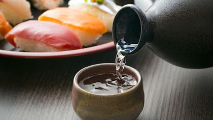 Los espumantes secos son un clásico maridaje para el sushi, pero no la única opción