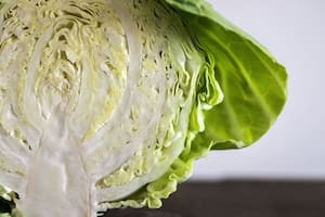 La verdura que ayuda a disminuir el colesterol malo, es antiinflamatoria y tiene un precio accesible