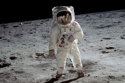 Neil Armstrong camina sobre la superficie de la Luna