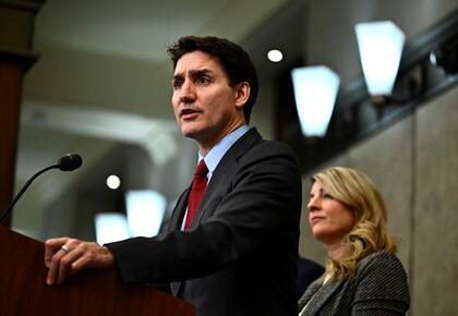 Cuál fue la respuesta del primer ministro canadiense Justin Trudeau a los aranceles de
Trump (Justin Tang/The Canadian Press via AP)
