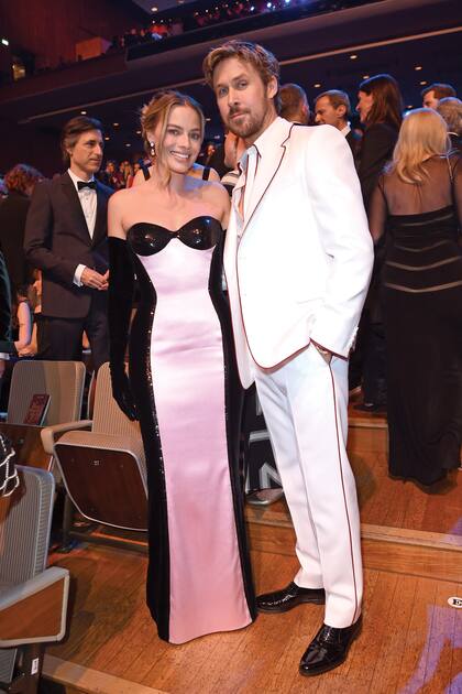 Cuales Barbie y Ken, Margot Robbie y Ryan Gosling se destacaron por sus looks glamorosos. La actriz cautivó con un vestido bicolor y entallado de Armani Privé que acompañó con guantes largos; mientras que su compañero se lució con un traje Gucci.