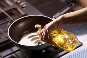 Las consecuencias de no desechar el aceite de cocina de manera correcta