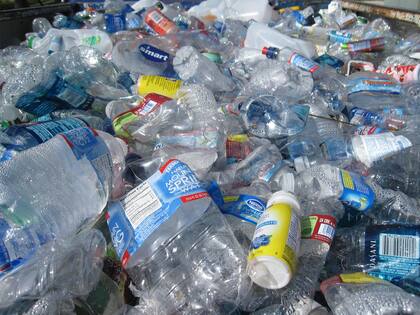 Cuáles son las consecuencias de reutilizar las botellas de plástico
