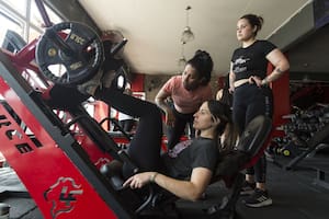 Las máquinas del gimnasio ideales para perder grasa y ganar músculo, según expertos