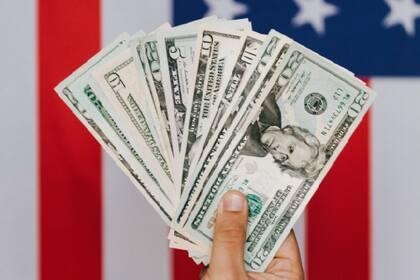 Cuáles son las nuevas restricciones a la compra de dólar MEP y CCL