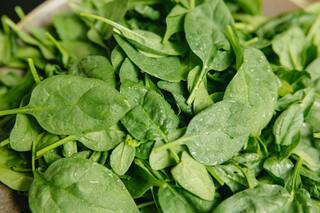 La poderosa verdura que debés incluir en tu dieta para dormir mejor y despertar con el vientre plano