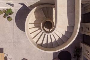 Cuáles son los beneficios que tiene subir escaleras y que no los aporta la caminata