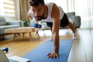 Estos son los cuatro ejercicios ideales que se pueden hacer en casa y ayudan a ganar masa muscular