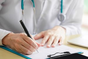 Confió en ChatGPT durante meses por un dolor de garganta, pero el diagnóstico profesional lo devastó