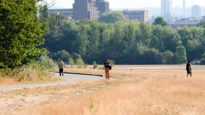 Cualquier lugar con terreno empinado y montañoso, donde el agua puede moverse muy rápidamente, tiene un riesgo particularmente alto