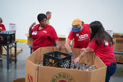 Cualquier persona que lo necesite puede acceder a la comida gratis que reparte el Banco de Alimentos del Norte de Texas (Facebook/North Texas Food Bank)