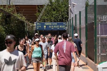 Cualquier persona que paga la entrada para entrar al court central Guillermo Vilas tiene incluido también la posibilidad de ver la actividad tenística de las dos canchas restantes
