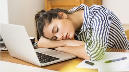 Cuando a la noche no se durmió bien, la siesta puede ayudar a mejorar cosas como el tiempo de reacción y la memoria, por lo tanto es útil para las personas que trabajan