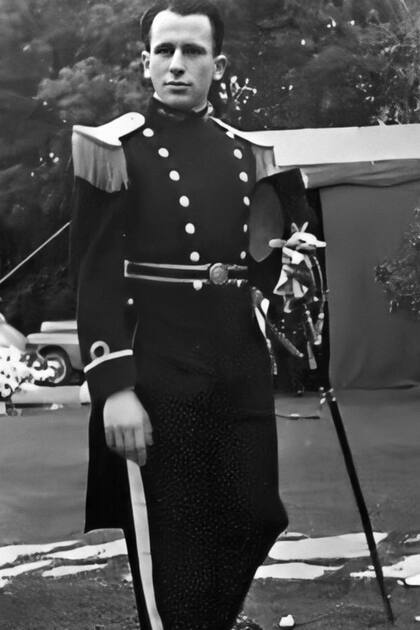 Cuando abandonó la marina, Enrique Shaw había llegado al rango de Teniente de Fragata