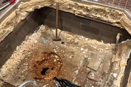 Cuando agujerearon el piso donde estaba el jacuzzi descubrieron que abajo había un túnel