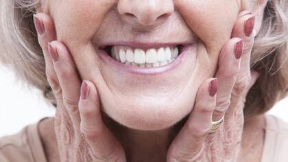 Cuando alguien sonríe, nosotros también sonreímos de manera casi automática e imperceptible, lo que nos ayuda a descifrar el estado de ánimo de la otra persona.