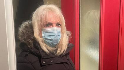 Cuando Andrea sale, se cubre la cara con una mascarilla porque le preocupa que la gente se ría de su aspecto, ya que tiene rellenos