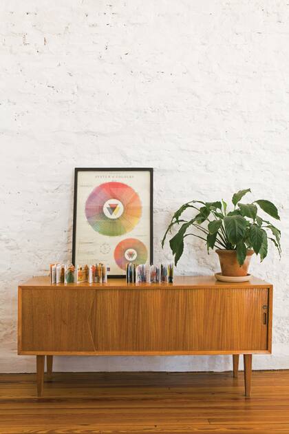 "Cuando apareció el ladrillo de barro, no dudamos en dejarlo a la vista. Primero estuvo al natural. Ahora, pintado de blanco, hace todo más alegre y luminoso”. Consola heredada.