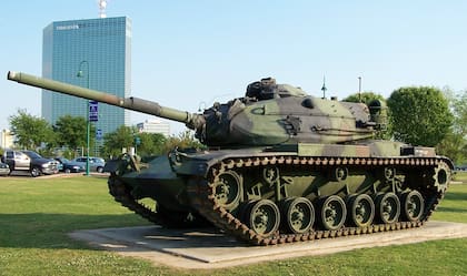 Cuando Argentina se lanzó en la búsqueda de un socio para fabricar los tanques, los norteamericanos ofrecieron hacer una adaptación de su M60
