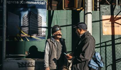 Cuando Azuna pidió trabajo en una obra le dijeron que necesitaba un certificado de la Administración de Salud y Seguridad Ocupacional. La capacitación requerida puede costar cientos de dólares, aunque algunas organizaciones sin fines de lucro la ofrecen gratis.
