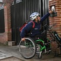 Arregla celulares pero tiene que trabajar como delivery en silla de ruedas porque no le alcanza la plata