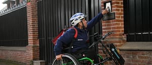 Arregla celulares pero tiene que trabajar como delivery en silla de ruedas porque no le alcanza la plata