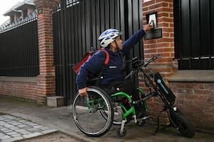 Se mueve en silla de ruedas y hace entregas para Rappi 11 horas por día