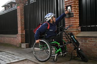 Arregla celulares pero tiene que trabajar como delivery en silla de ruedas porque no le alcanza la plata