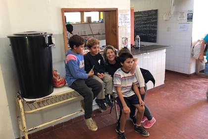 "Cuando comenzamos a colaborar con la escuela, muchos chicos venían descalzos. Hoy en día, gracias a las donaciones, tienen un plato de comida todos los días", afirma Alejandra