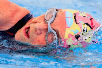 Cuando comenzó a competir, a los 62 años, Elena Placce entrenaba tres veces por semana con un profesor y tres veces con el grupo master
