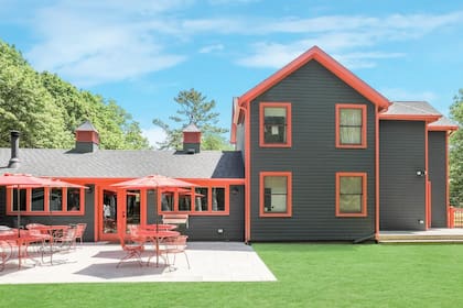 Cuando compró la propiedad, hizo refaccionar el granero, que había sido levantado en 1850, y lo convirtió en su casa, en un bed & breakfast y sede de eventos