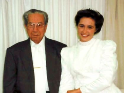 Cuando cumplió 19 años, Rebeca se convirtió en la novia número 19 de Rulon Jeffs después de que él recibió la "inspiración divina" de que ella sería su nueva esposa.