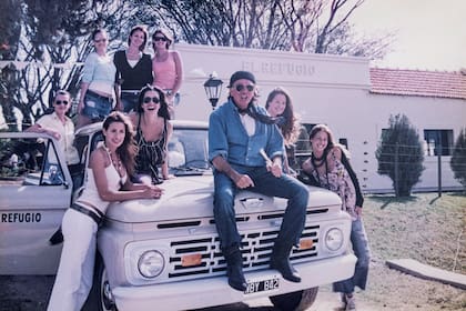Cuando cumplió 50, en “El Refugio”, su chacra de Entre Ríos, con algunas chicas de su agencia: Carolina Gimbutas, Luz Cipriota, Ivonne Senac, Ivanna Saccani, Florencia Gómez Córdoba, Roxana Zarecki y Soledad Solaro. Este año, por primera vez, Pancho no festejó su cumpleaños, que fue el 26 de septiembre pasado. “Pero ya lo haré”, promete