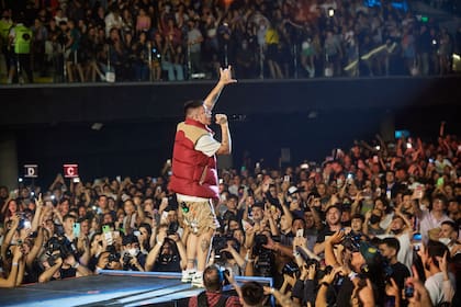 Cuando Duki pisó el escenario del Movistar Arena, el centro de entretenimiento más moderno del país estaba completamente lleno