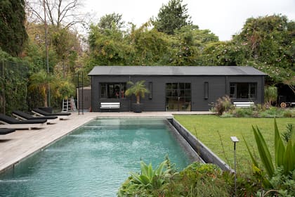 Cuando el agua se diseña como un plano más del jardín, la pileta deja de ser un objeto y pasa a ordenar el paisaje