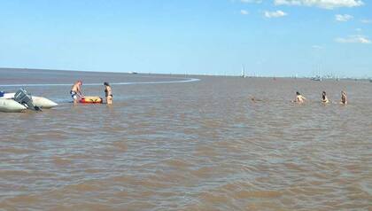 Cuando el agua sube, la gente camina por las islas