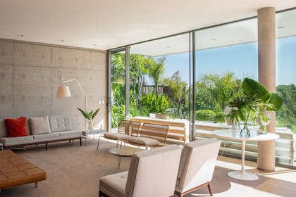 Cuando el diseño dialoga con la arquitectura, las líneas, vacíos y masas verdes prolongan el espacio interior