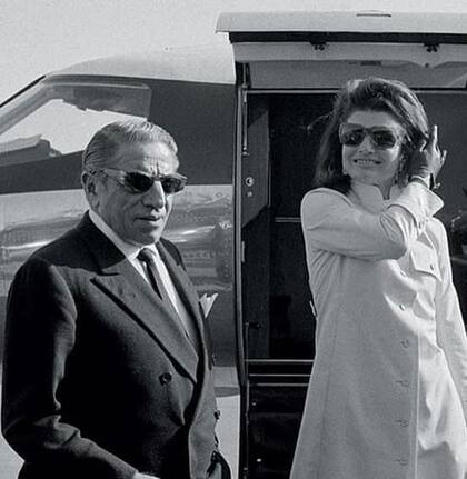 Cuando el documental "Grey Gardens" se filmó, Jackie Kennedy estaba casada con el multimillonario Aristóteles Onassis y era una de las mujeres más poderosas del mundo