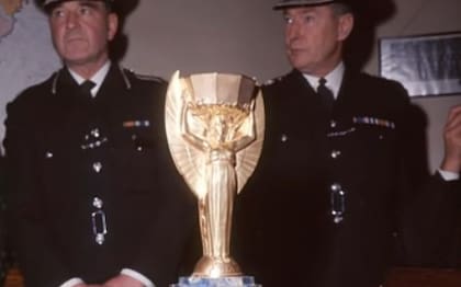 Cuando el dueño de Pickles llevó el trofeo a una comisaría, los agentes de Scotland Yard lo consideraron el principal sospechoso del robo