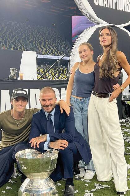 Cuando el Inter Miami conquistó la Leagues Cup, el ex jugador británico posó con el trofeo junto a su mujer y dos de sus herederos.