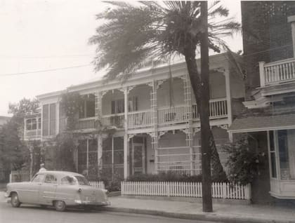 Cuando El Isleño encontró a Decker, este regresaba en su automóvil de comprar un pavo para la cena de Nochebuena, según testimonios locales.