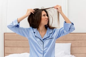 El hábito antes de acostarte que daña tu fibra capilar sin que te des cuenta