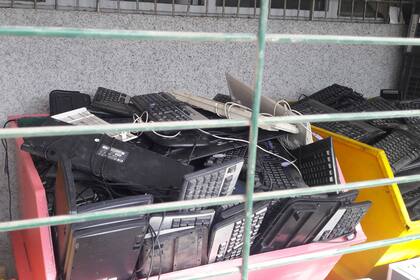 Cuando el programa comenzó en 2010, la ONG no sabía qué hacer con las toneladas de residuos electrónicos que se acumulaban en su centro. Desde la recogida de los equipos informáticos, hasta su desmontaje y su envío a Managem, se despliega todo un sistema logístico para llevar a cabo el reciclaje.