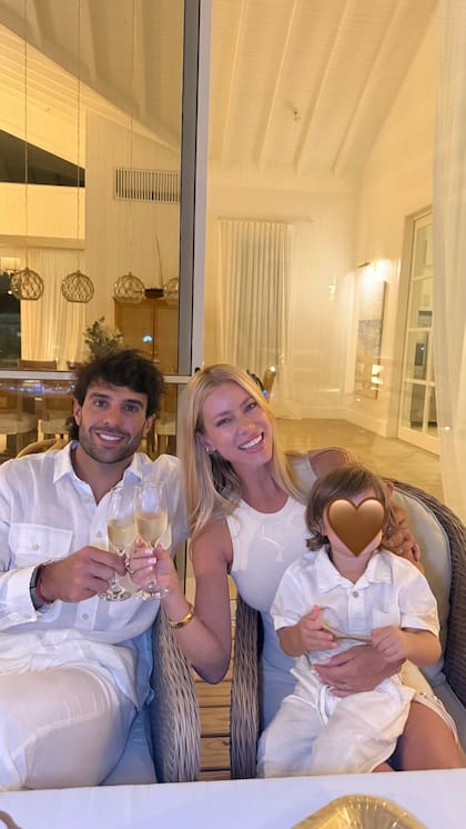 Cuando el reloj dio las doce de la noche, la modelo brindó con su marido, el piloto de automovilismo Juan Manuel Urcera, y su hijo en común, que nació en junio de 2024